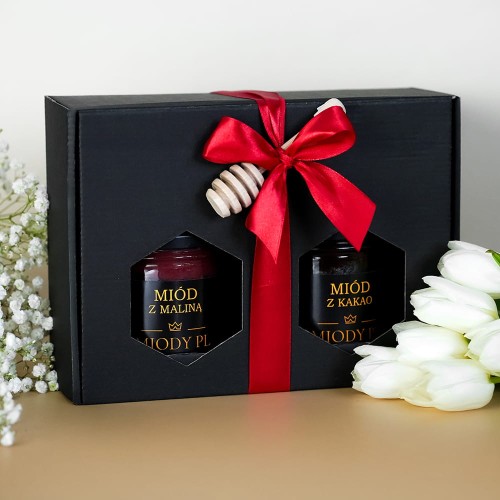 Zestaw 2 miodów w czarnym kartonie z łyżeczką_zestaw_dwa_miody_walizka_zestaw_prezentowy_miody_naturalne_miodypl.jpg